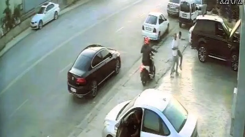 Denizli'de motosikletli saldırganların aracını almaya gelen bir kişiye kurşun yağdırması