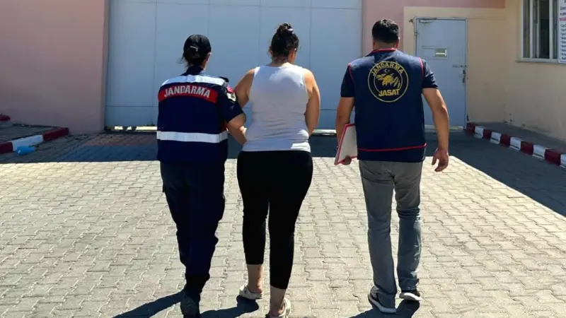 Muğla İl Jandarma Komutanlığı ekiplerince, hakkında iki ayrı suçtan 21