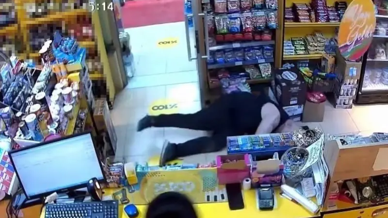 Sakarya'nın Karasu ilçesinde, markette alışveriş yaparken kalp krizi geçirerek yere