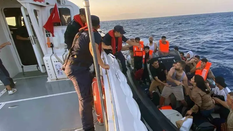 Muğla'nın Marmaris ilçesi açıklarında motor arızası nedeniyle sürüklenen lastik bottaki