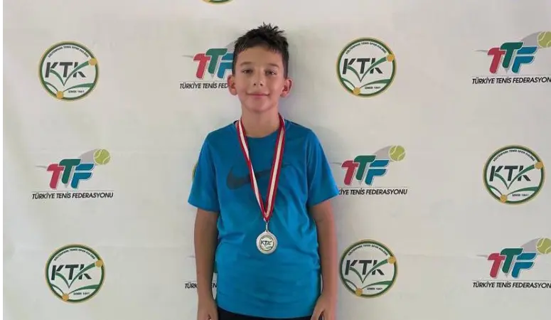 GSB Spor Okulları bünyesinde tenisle tanışan Yiğit Narcı, Türkiye Tenis