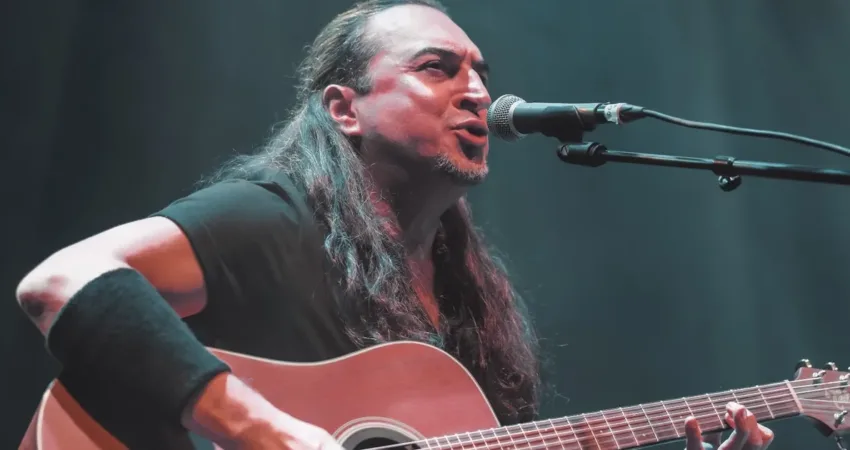 Türk rock müziğinin sevilen ismi Ogün Sanlısoy, Urla'nın eşsiz atmosferinde