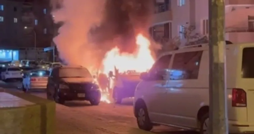 Gaziantep’in Nizip ilçesinde park halindeki minibüs alev topuna döndü. Yangında