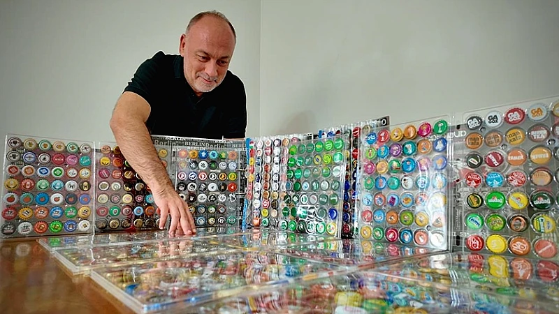 Oğluyla oynarken başlayan hobisi 65 ülkeden kapak koleksiyonuna dönüştü