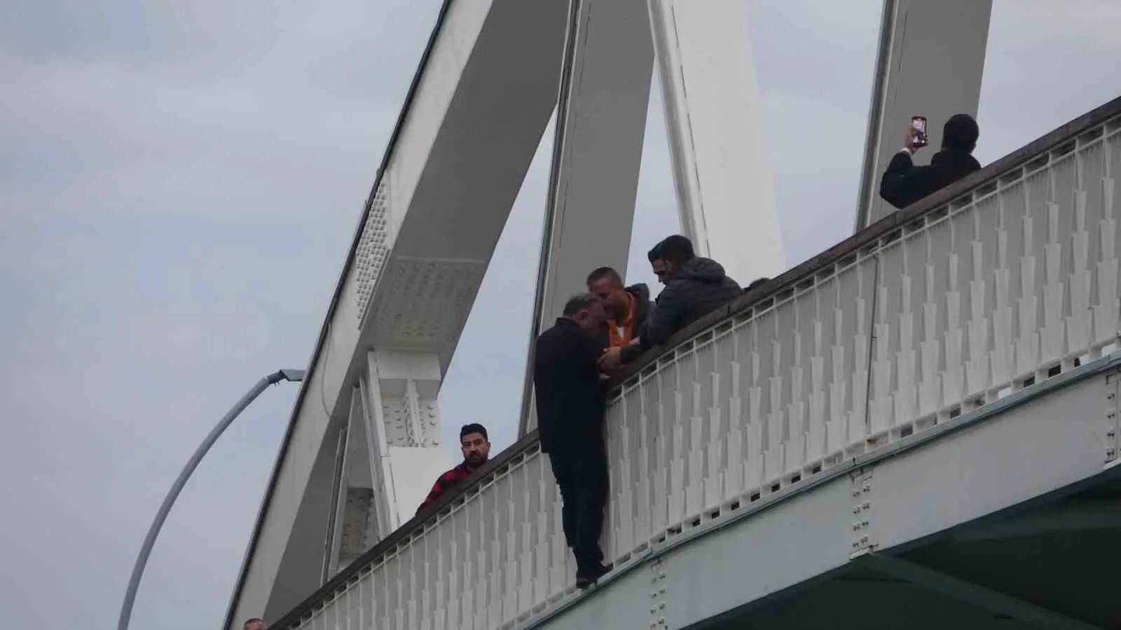 Antalya'nın Manavgat ilçesinde 55 yaşındaki Osman B. boynuna ip geçirdiği