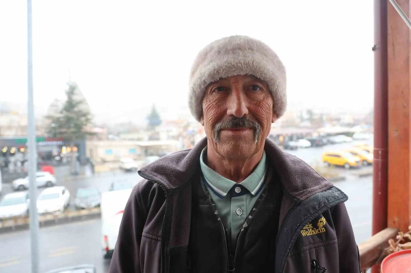 58 yaşındaki Cemalettin Yavuz, Nevşehir'de 9 dil öğrenerek turistlere Kapadokya'yı