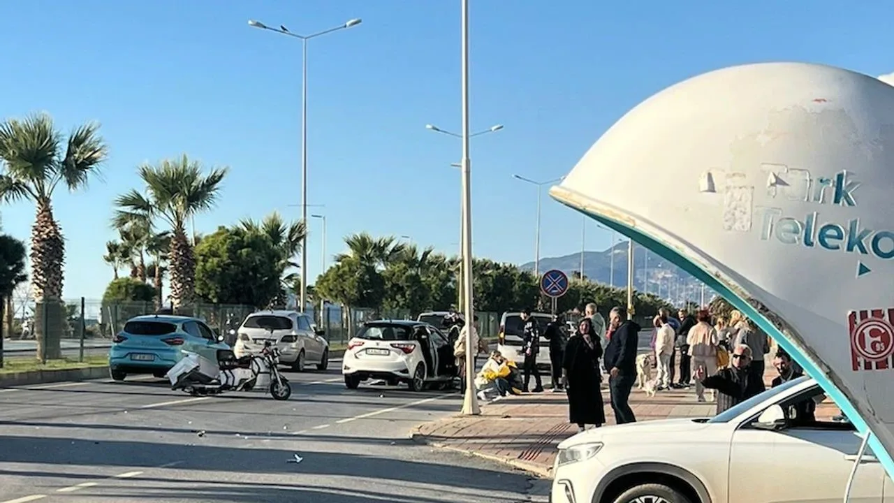 Antalya’nın Alanya ilçesinde otomobil ile üç tekerlekli motosikletin çarpışması sonucu