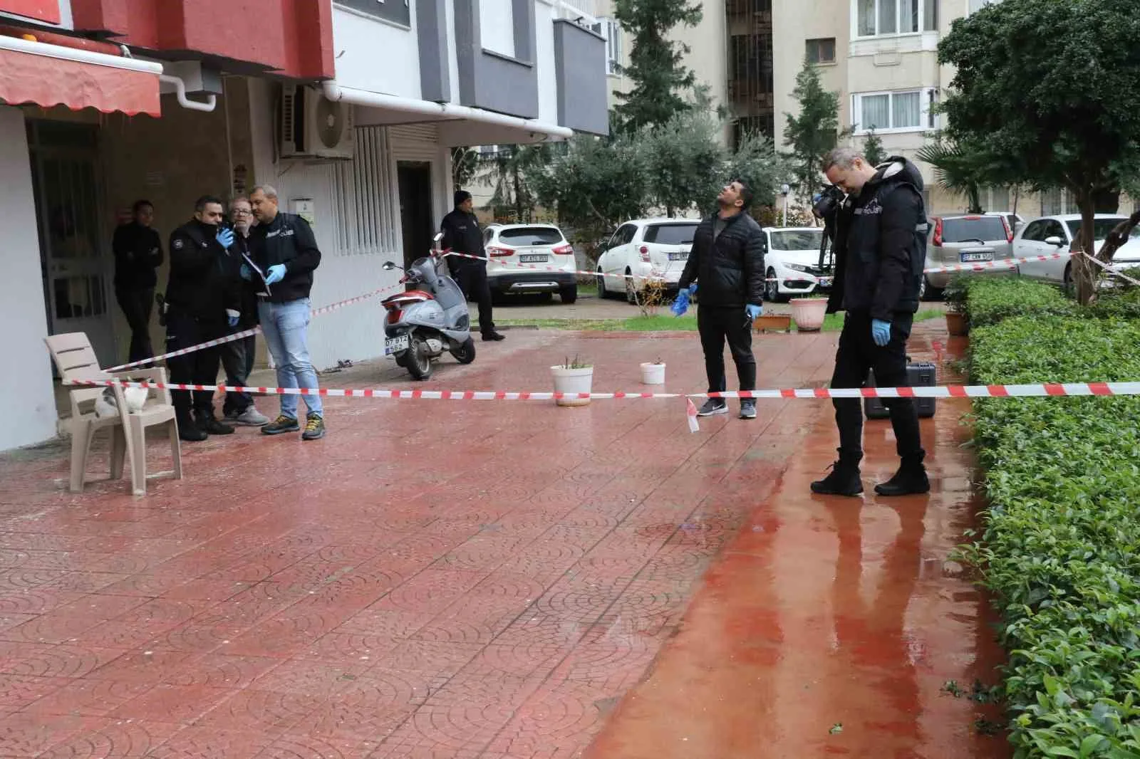 Antalya'nın Kepez ilçesinde 5 yaşındaki oğlunun 8'inci kattan düşerek hayatını