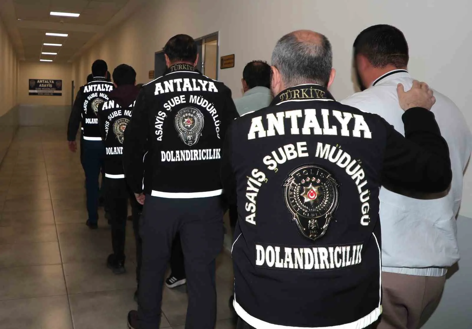 Antalya merkezli 6 ilde düzenlenen operasyonda, kendilerini polis olarak tanıtarak