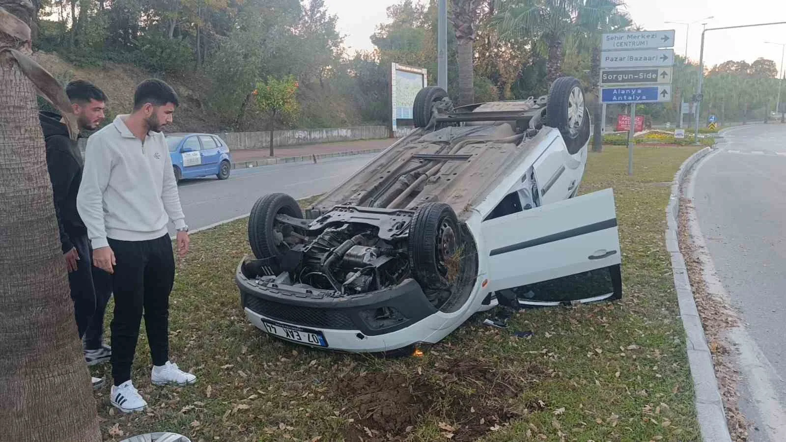 Antalya’nın Manavgat ilçesinde kontrolünü kaybederek refüje çarpıp ters dönen otomobilin