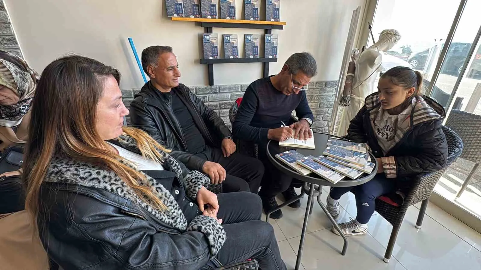 Bodrum'da emekli polis memuru Zekeriya İlhan, 90 şiirden oluşan ikinci