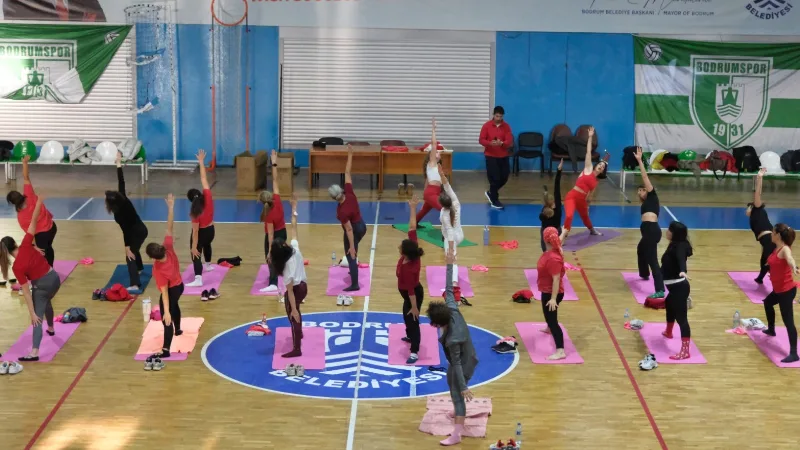Bodrum Belediyesi tarafından düzenlenen yoga ve pilates kurslarına katılan vatandaşlar,