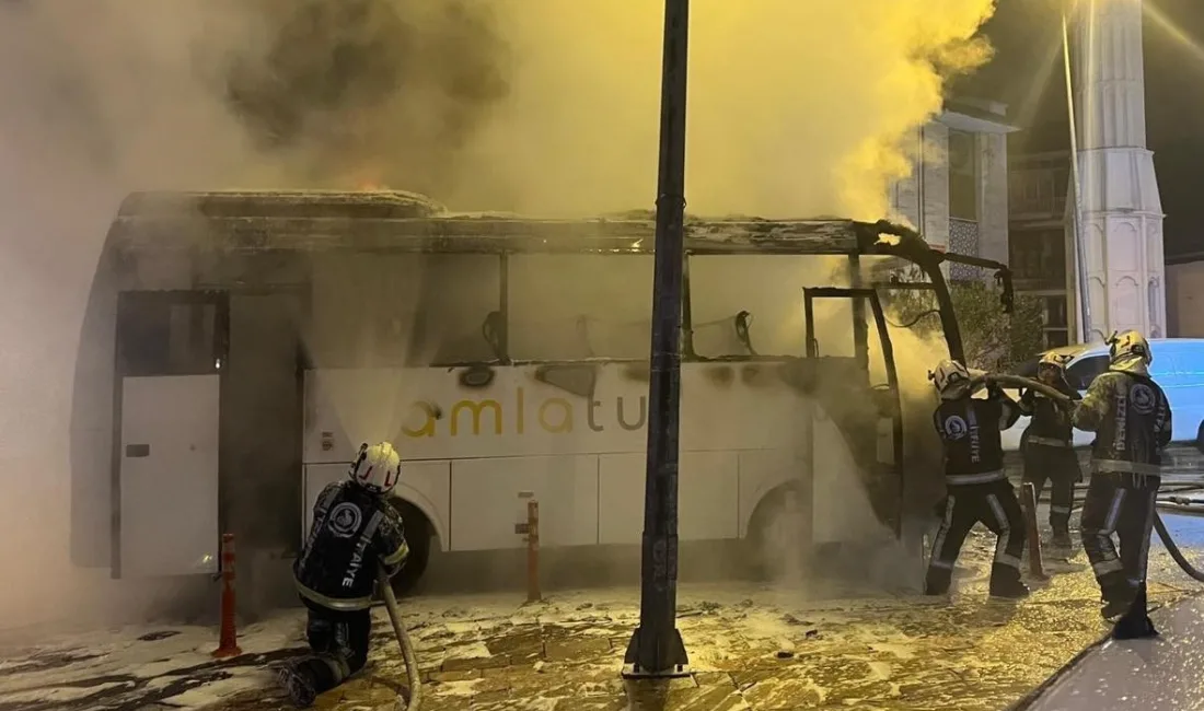 Denizli'de Organize Sanayi Bölgesi işçilerini taşıyan servis aracında çıkan yangını