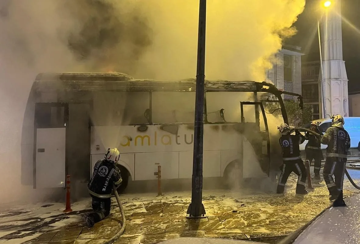 Denizli'de Organize Sanayi Bölgesi işçilerini taşıyan servis aracında çıkan yangını