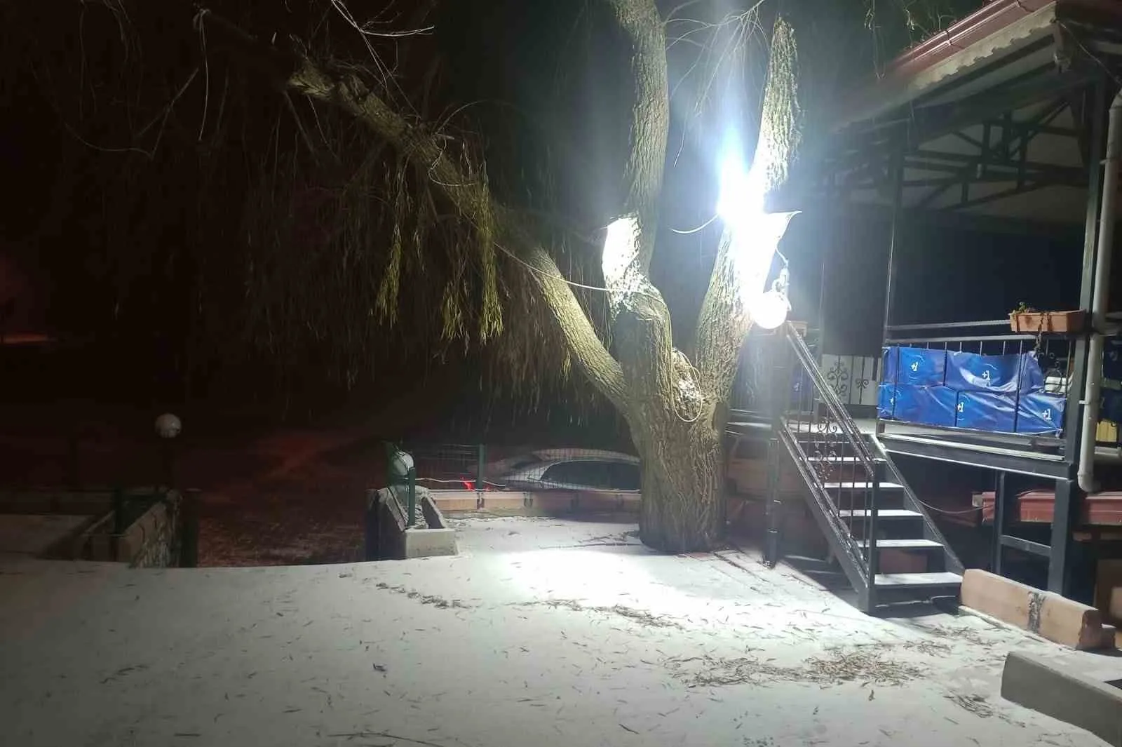 Denizli’nin yüksek kesimlerinde etkili olan yılın ilk kar yağışı rakımı