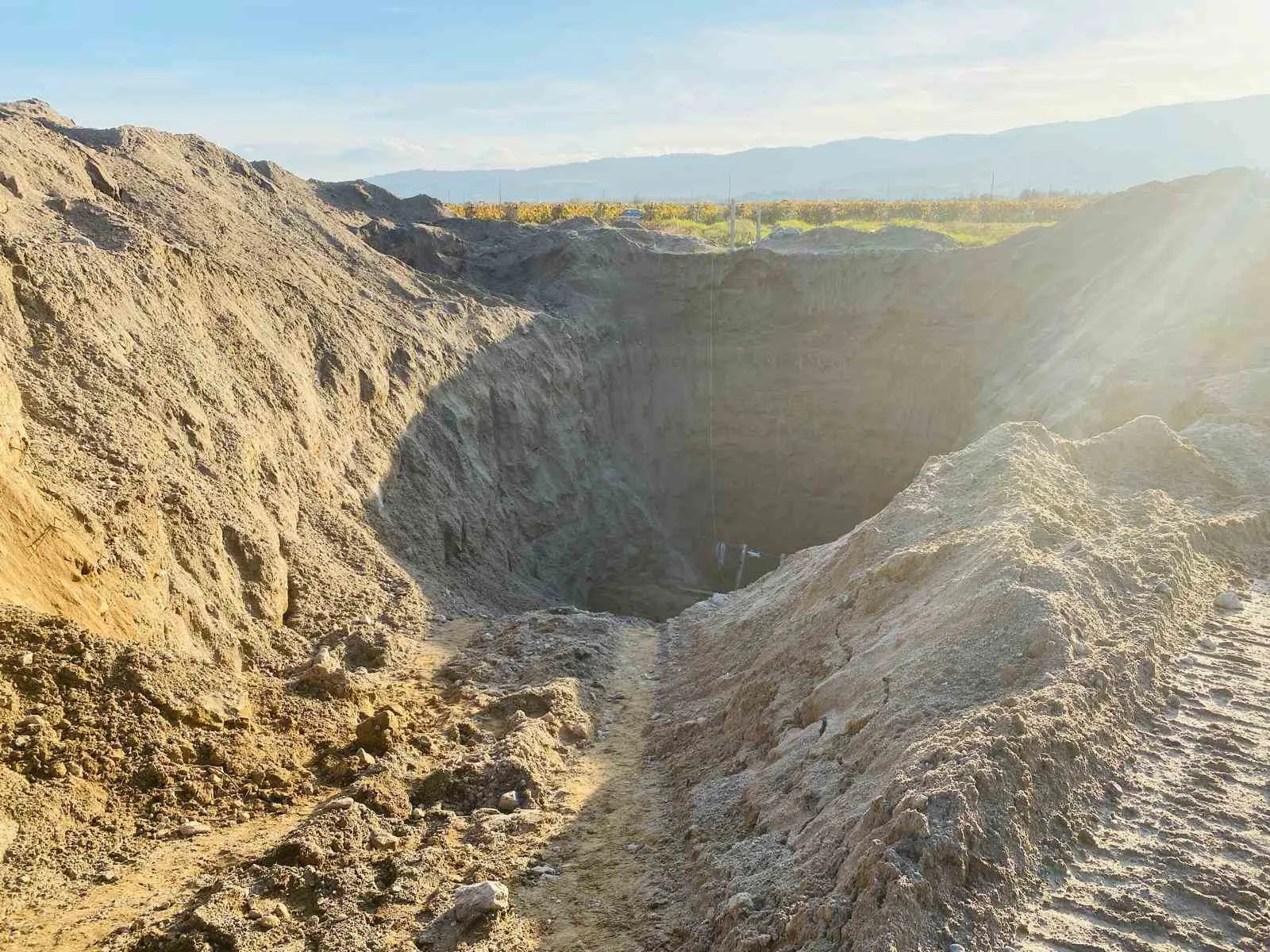 Denizli'nin Buldan ilçesinde, kaçak kazı yapan iki şüpheli, jandarma ekipleri