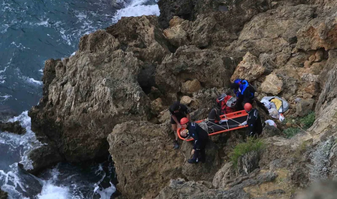 Antalya’da balık tutmak amacıyla falezlerden inerken dengesini kaybedip kayalıklara yuvarlanan