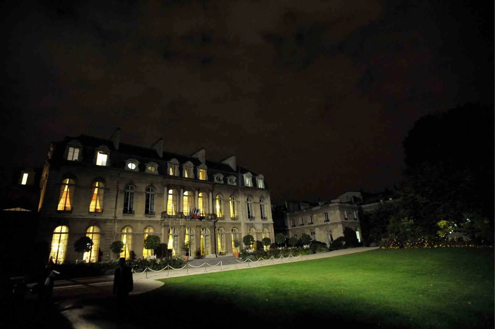 Fransa'nın Elysee Sarayı'nda, resmi davetlerde kullanılan porselen eşyaların çalınması nedeniyle