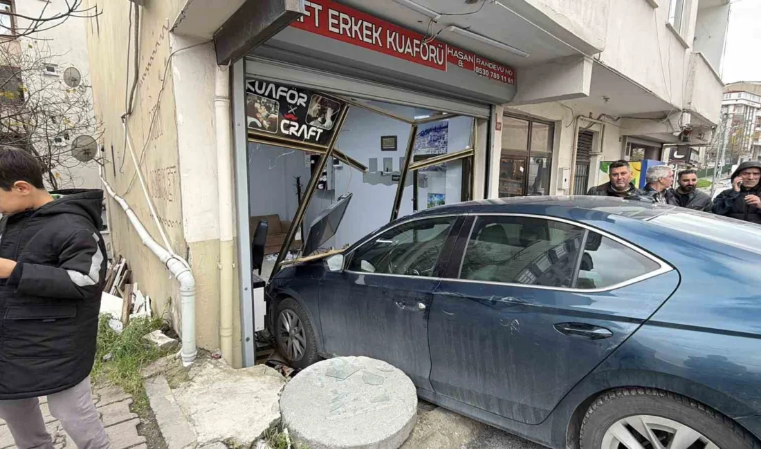 İstanbul Arnavutköy’de el freni çekilmeyen başıboş bir otomobilin yokuş aşağı