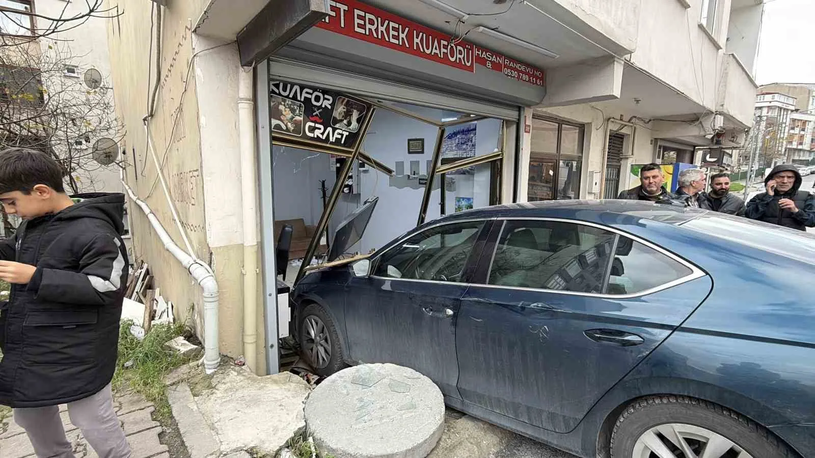 İstanbul Arnavutköy’de el freni çekilmeyen başıboş bir otomobilin yokuş aşağı