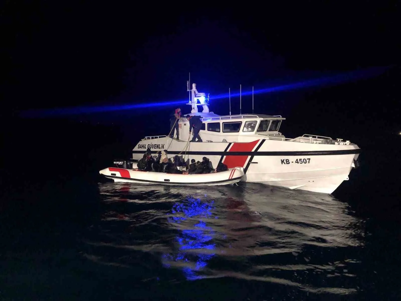 İzmir’in Seferihisar ve Aliağa ilçelerinde, Sahil Güvenlik ve jandarma ekiplerinin