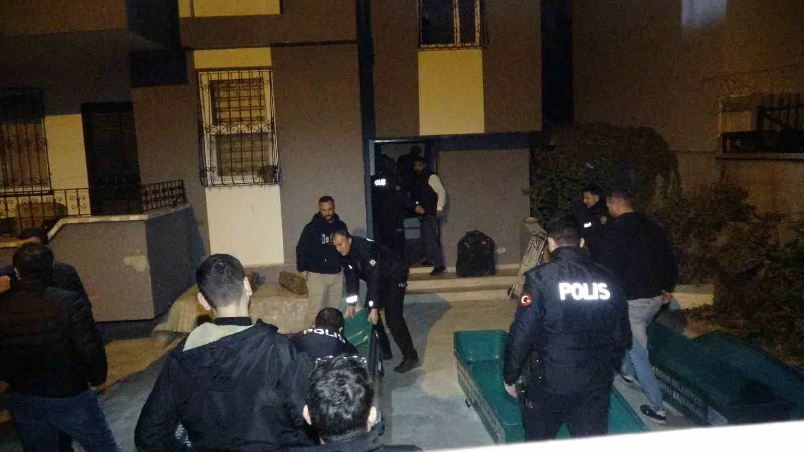 Adana'nın Yüreğir ilçesinde İbrahim Kiracı (46), boşandıktan sonra iki çocuğu