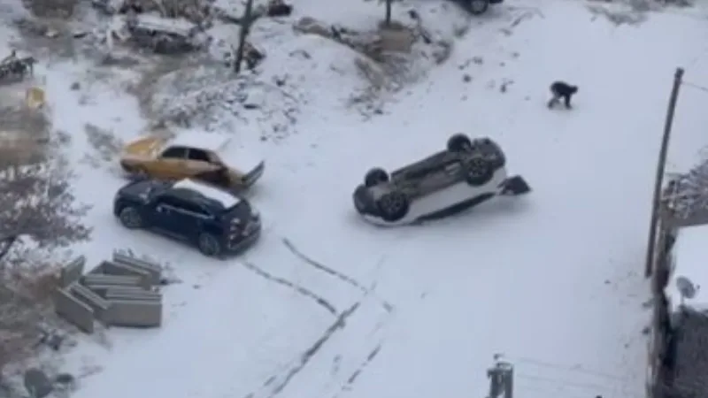 Malatya'nın Yeşilyurt ilçesinde kar ve buzlanma nedeniyle kontrolden çıkan bir