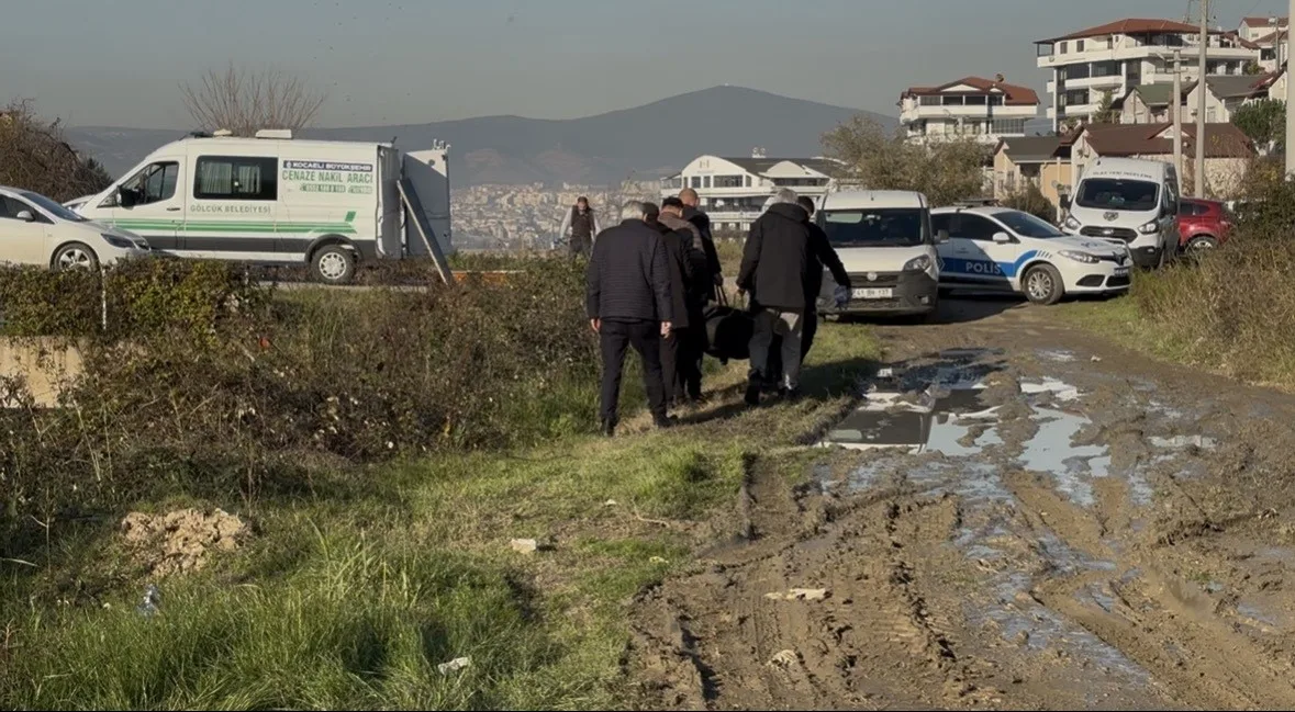 Kocaeli'nin Gölcük ilçesinde Batuhan Aşoğlu (31), kız arkadaşının cep telefonundaki