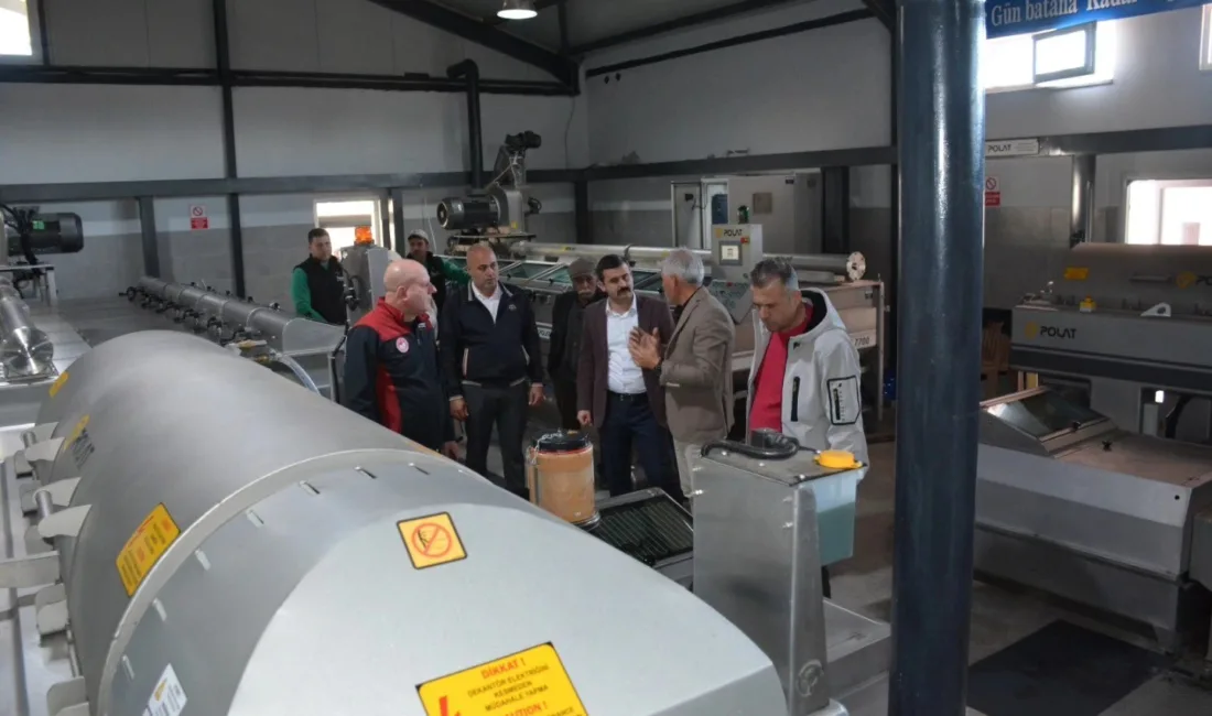 Köyceğiz Kaymakamı Mert Kumcu, beraberindeki heyetle birlikte yerel bir zeytinyağı