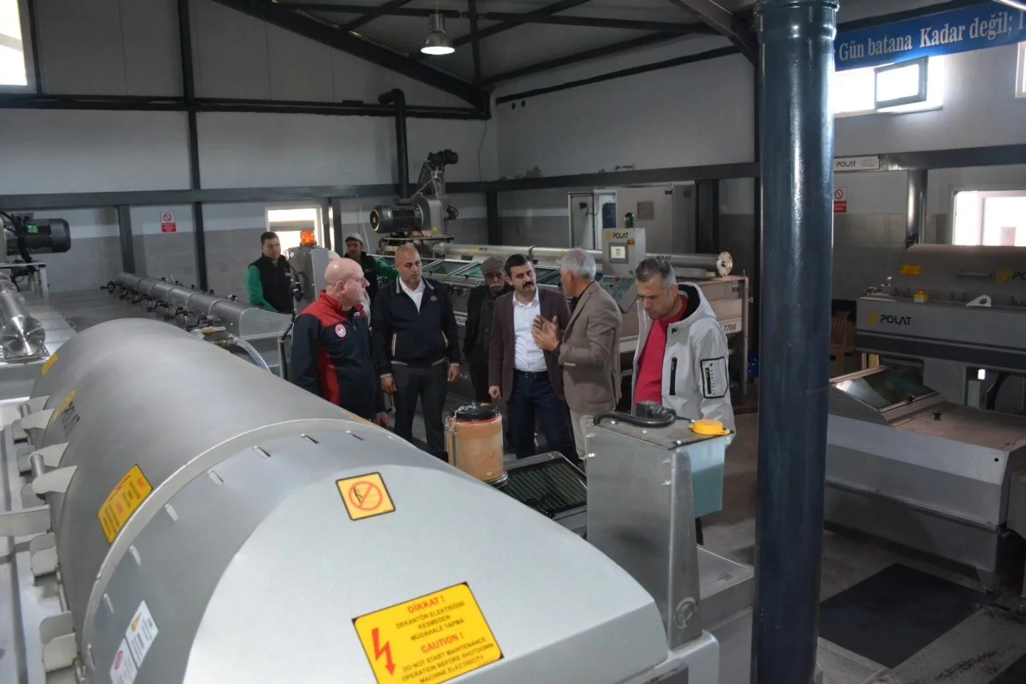 Köyceğiz Kaymakamı Mert Kumcu, beraberindeki heyetle birlikte yerel bir zeytinyağı