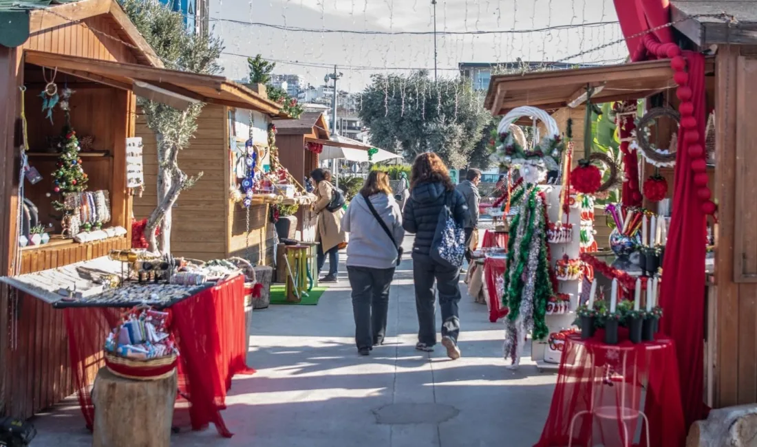 Kuşadası Belediyesi, 2026 yılına sayılı günler kala El Heykeli önünde