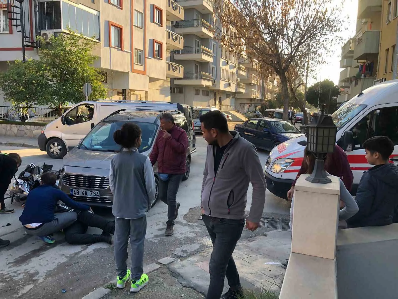 Muğla'nın Milas ilçesinde, bir motosiklet ile ticari araç kavşakta çarpıştı.