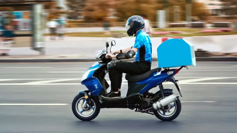  E-ticaret platformlarından alınan market ve yemek siparişlerini dağıtan esnaf