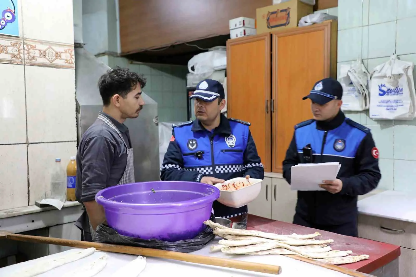 Muğla Büyükşehir Belediyesi Zabıta ekipleri, halkın sağlıklı ve hijyenik gıdaya