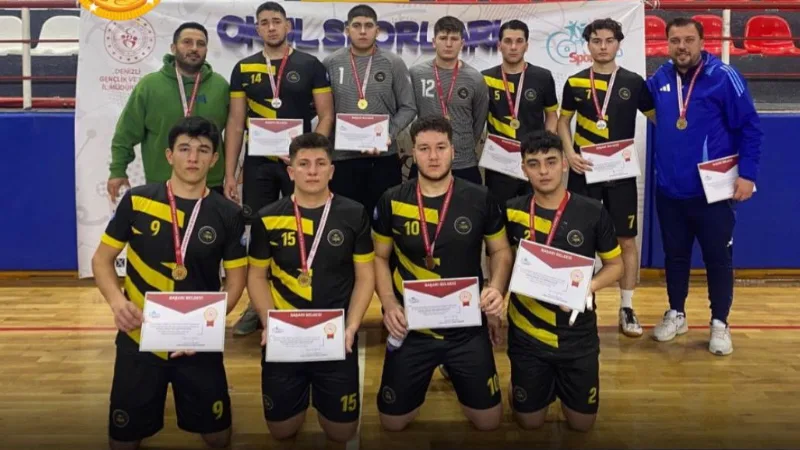 Denizli’de düzenlenen Okul Sporları Genç Erkekler Hentbol Grup Müsabakaları’nda grubundaki