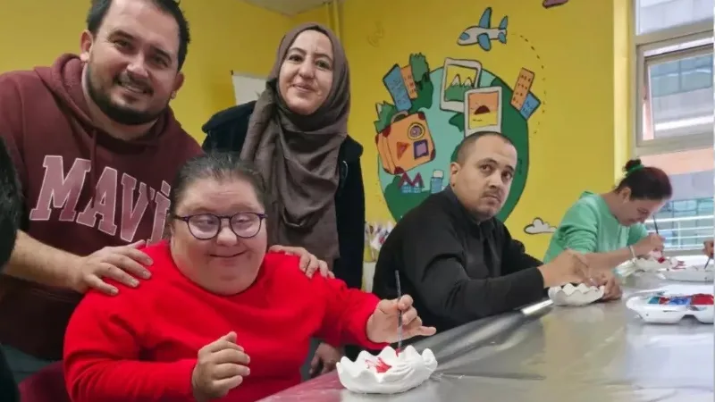 Muğla Uluslararası Gençlik Merkezi tarafından düzenlenen seramik boyama atölyesinde engelli