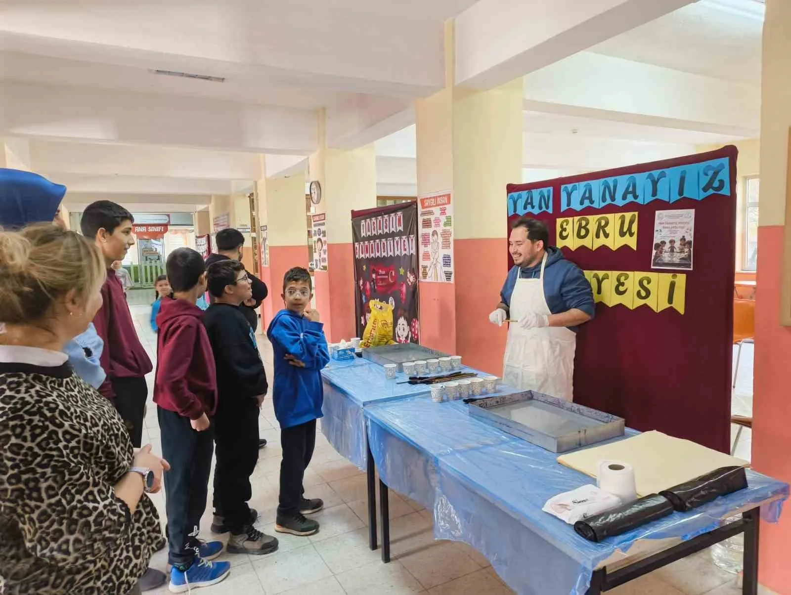 Menteşe Uluslararası Gençlik Merkezi tarafından düzenlenen ebru atölyesinde, Şehit Jandarma