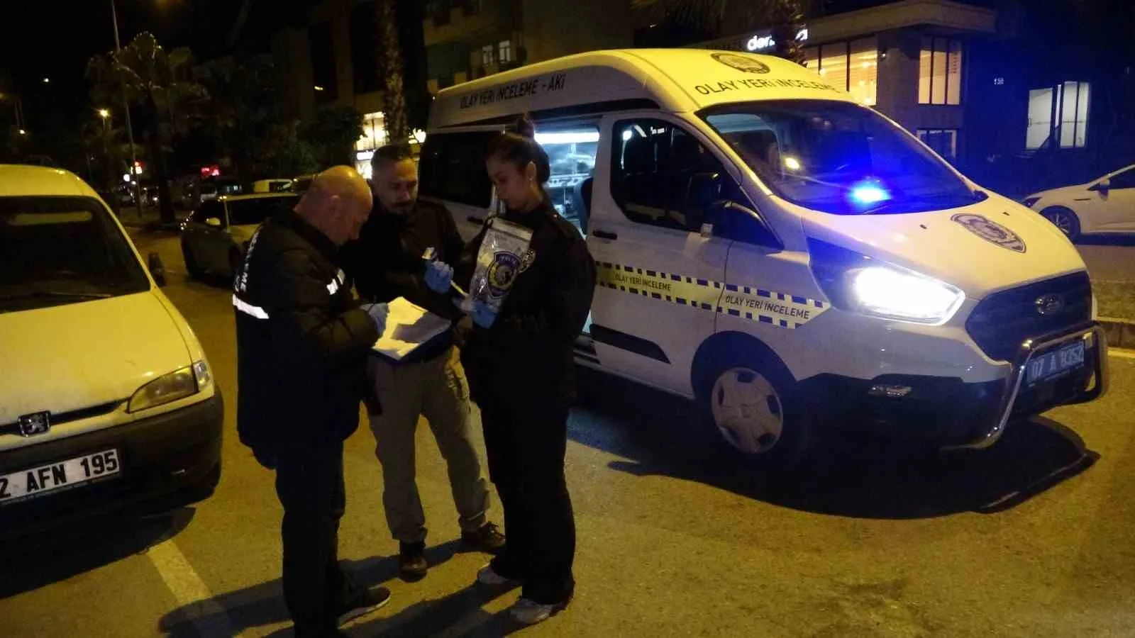 Antalya’nın Manavgat ilçesinde, alkollü bir sürücünün park halindeki araçlara çarpmasıyla