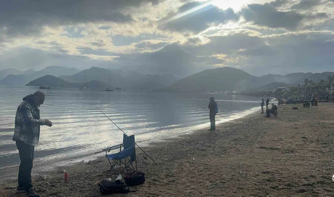 Muğla'nın Marmaris ilçesinde sağanak yağmurun ardından hava açıldı ve sahiller