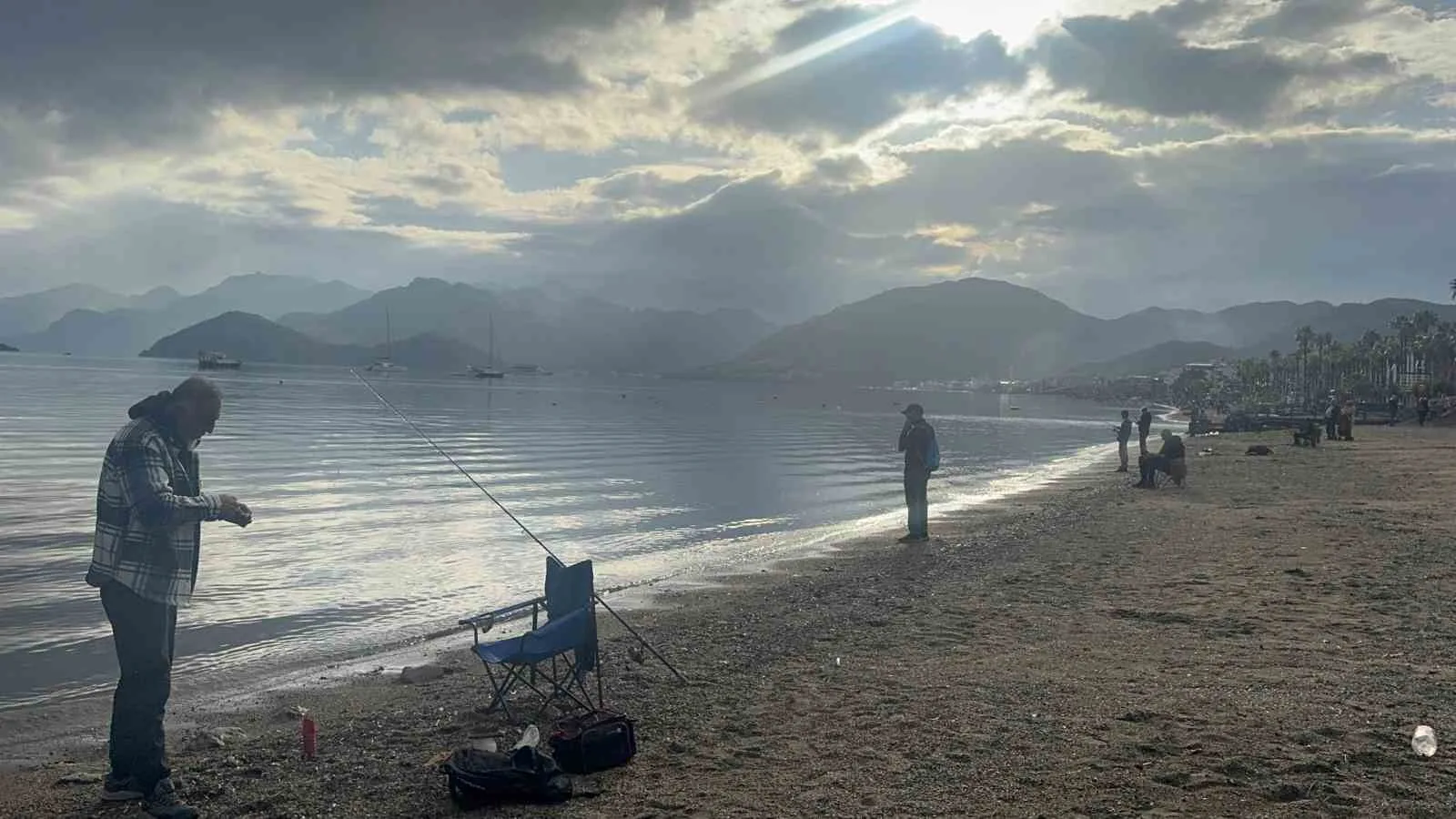 Muğla'nın Marmaris ilçesinde sağanak yağmurun ardından hava açıldı ve sahiller