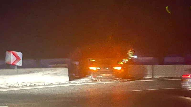 Sakar Geçidi’nde henüz bilinmeyen bir nedenle kontrolden çıkan otomobil, orta