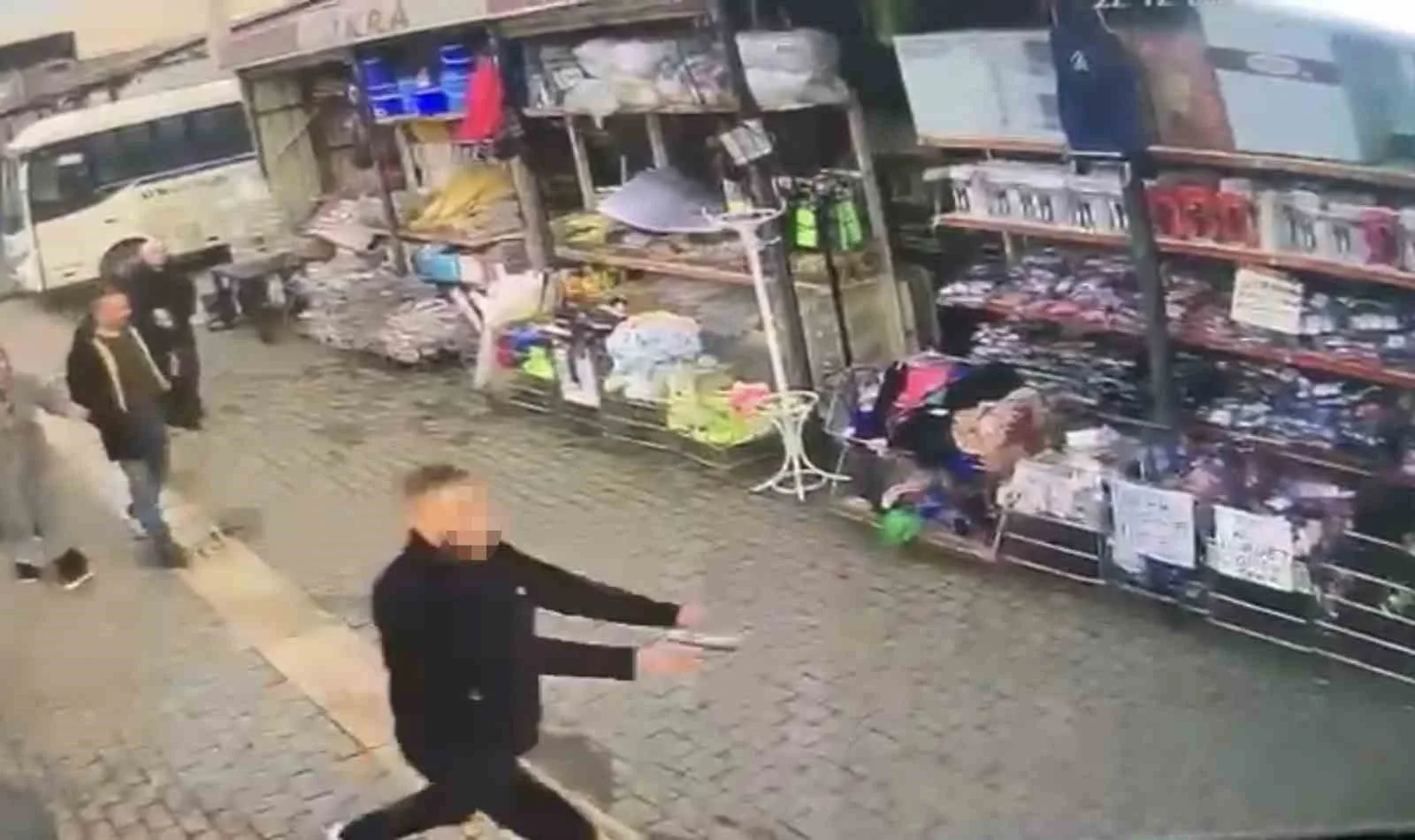 Bursa'nın Osmangazi ilçesinde aralarında husumet bulunan bir şahsın cadde ortasında