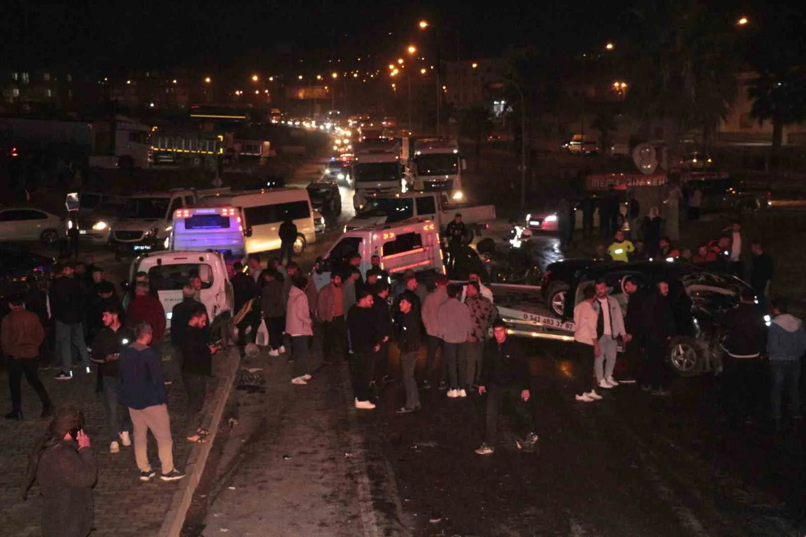 Şırnak’ın Cizre ilçesinde freni boşalan bir vincin 6 araca çarpması