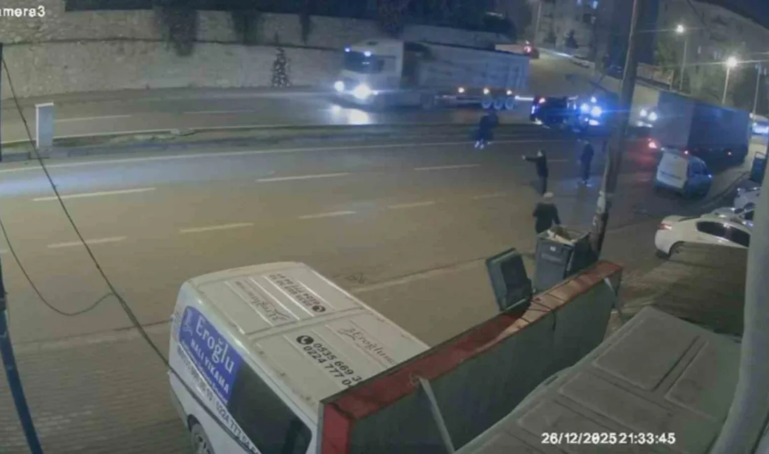 Bursa’nın İnegöl ilçesinde yağış nedeniyle kayganlaşan yolda kontrolden çıkan otomobilin