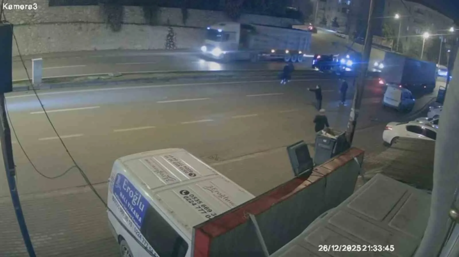 Bursa’nın İnegöl ilçesinde yağış nedeniyle kayganlaşan yolda kontrolden çıkan otomobilin