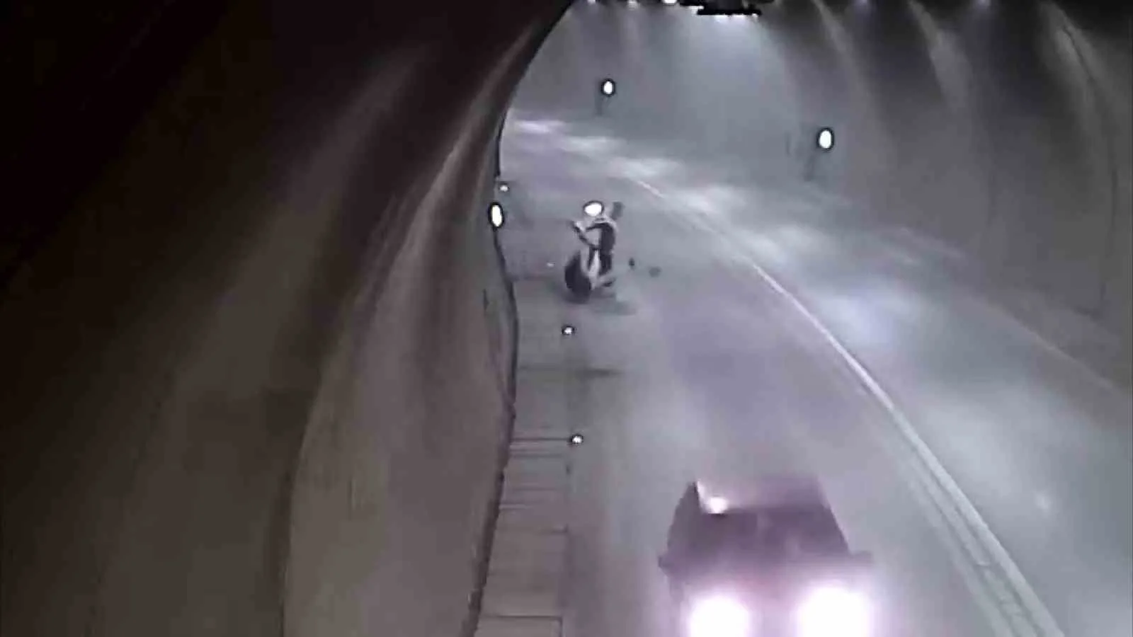 Amasya'da Ferhat Tüneli'nde motosiklet sürücüsü kontrolü kaybederek bordür taşlarına çarpıp