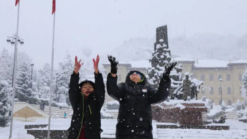Türkiye genelinde etkili olan yoğun kar yağışı nedeniyle 15 ilde