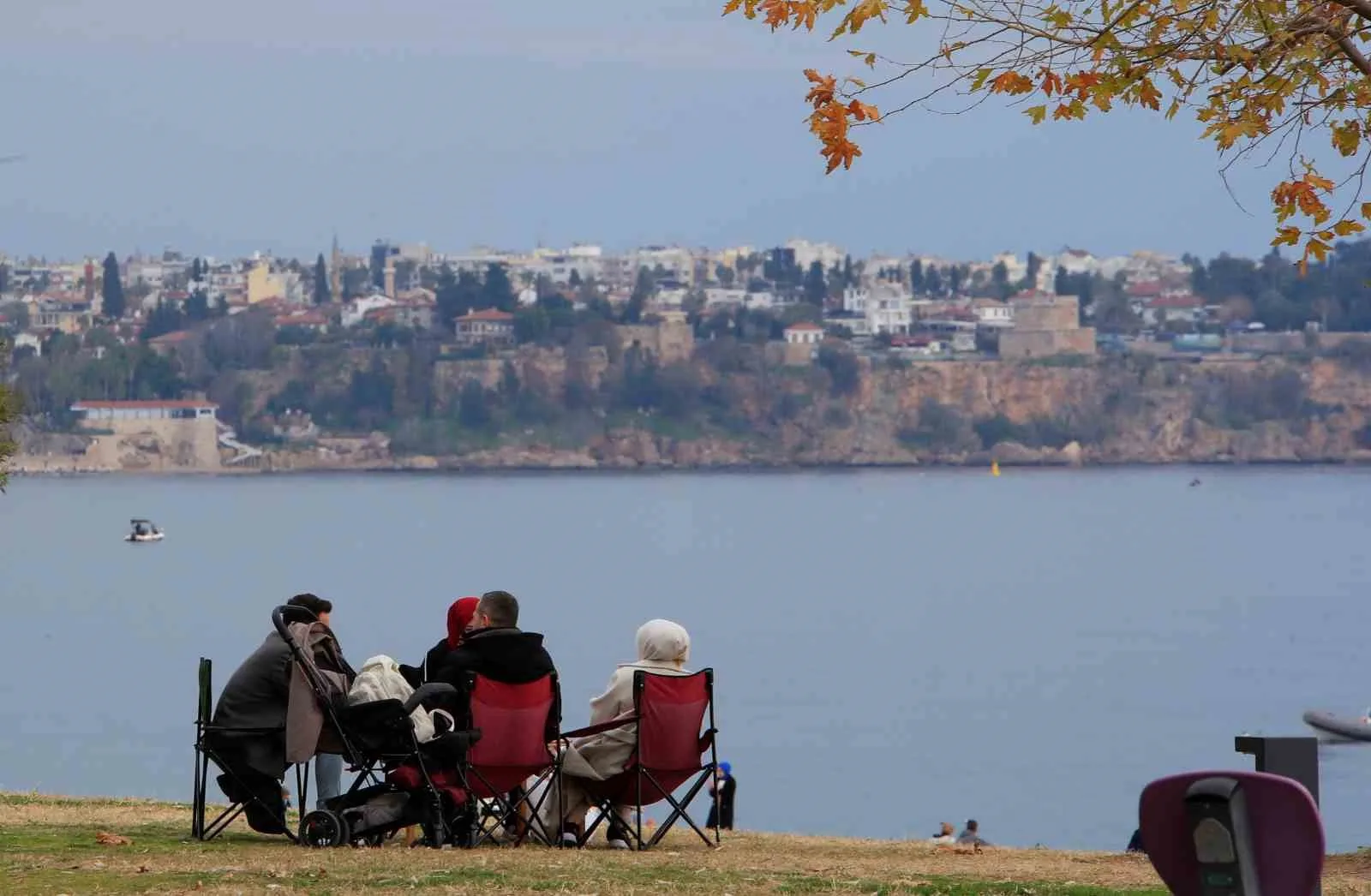 Meteoroloji Genel Müdürlüğü'nün 'sarı kod' uyarısına rağmen, 16 derece sıcaklıkta