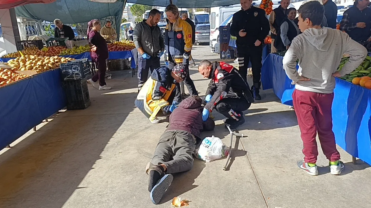Antalya'nın Manavgat ilçesinde bir pazar yerinde alkolün etkisiyle hareketsiz yatan