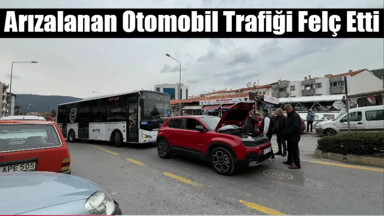 Menteşe’de İsmet Çatak Caddesi’nde arıza yapan bir otomobil yolun ortasında